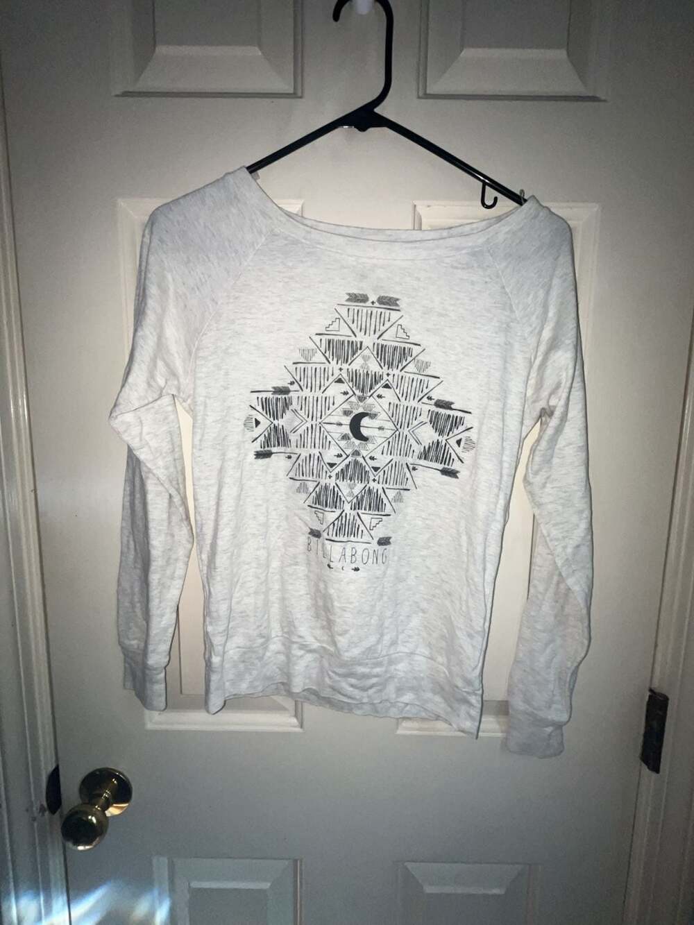 Billabong Women's Heathered Grey Long Sleeve Graphic Pullover Sweater